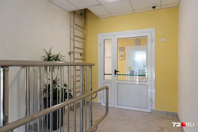 Проверка Контрольно‑счётной палаты показала нарушения принципов конкуренции, прозрачности и эффективности при заключении контрактов на капремонт трёх школ Владивостока; часть работ выполнена с недостатками, зафиксированы переплаты бюджету.