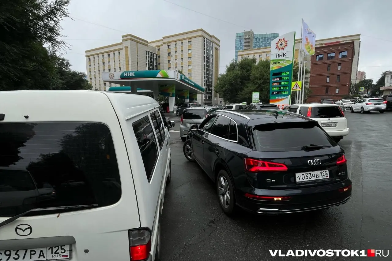 Мужчина, направлявшийся в Улан‑Удэ, не смог добраться — в Чите на большинстве АЗС либо нет бензина, либо вводят лимиты по 5 литров; в очередях придётся ждать несколько часов.