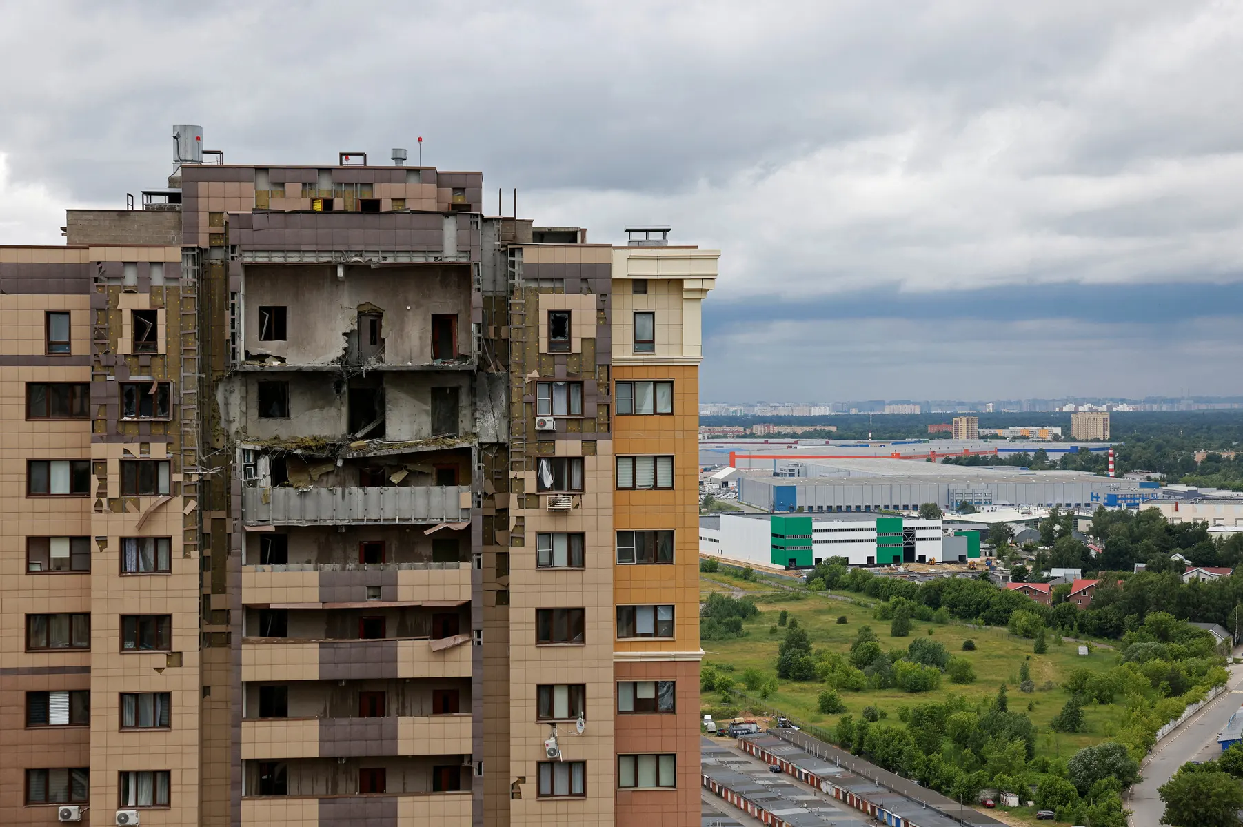 Губернатор Московской области сообщил о гибели ребёнка и разрушениях в жилых домах после одной из самых масштабных за время войны атак беспилотников на Москву и Подмосковье 18 июня.