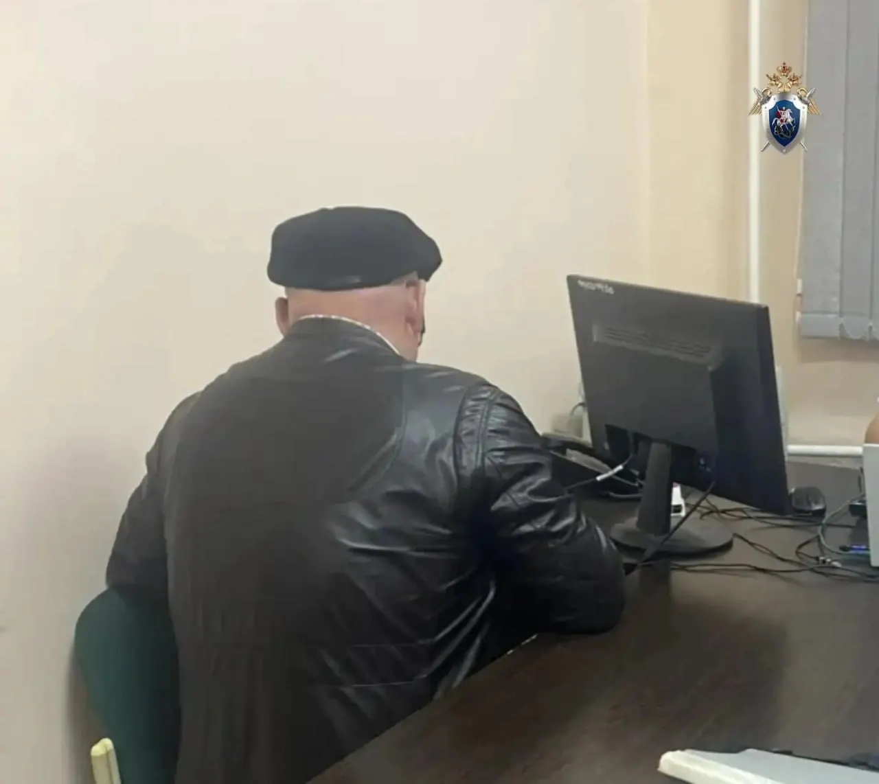 Во Владивостоке мужчина напал на подростка в подъезде после того, как тот случайно задел его ногой; мальчик получил сотрясение и травмы, по факту возбуждено уголовное дело по статье 213 УК РФ.