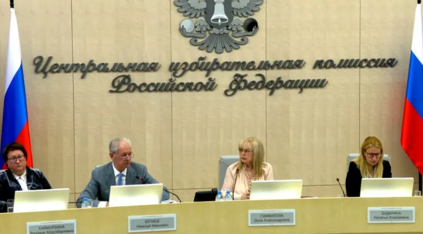 Центризбирком обсудил организацию дистанционного электронного голосования (ДЭГ), одобрил его проведение в опытных регионах, ввёл отдельные процедуры для присоединённых и прифронтовых территорий и заявил о приглашении международных наблюдателей из четырёх африканских стран.