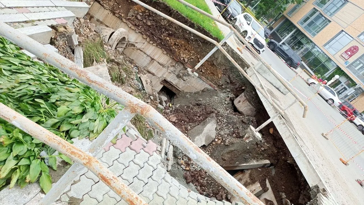 Ночью произошёл прорыв горячей воды у дома на Адмирала Горшкова, 3 — пар накрыл улицу, на пешеходной зоне образовался провал, часть микрорайона остаётся без горячей воды.