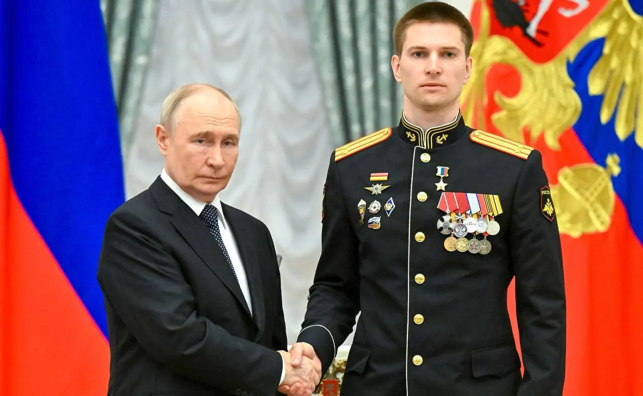 Президент лично вручил медаль «Золотая Звезда» за мужество в ходе специальной военной операции: Берестовский дважды ранен, вернулся в строй, лично уничтожил три «Леопард-2» и участвовал в освобождении более 40 населённых пунктов.