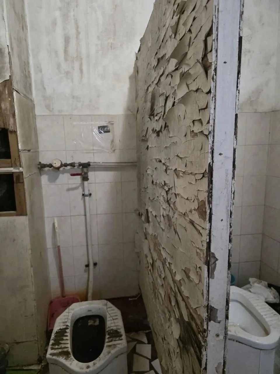 На опубликованных фотографиях видно плесень и запах канализации в туалете центрального здания Следственного комитета во Владивостоке. Автор призвала выделить средства на ремонт, запрос в пресс‑службу ведомства пока остался без ответа.