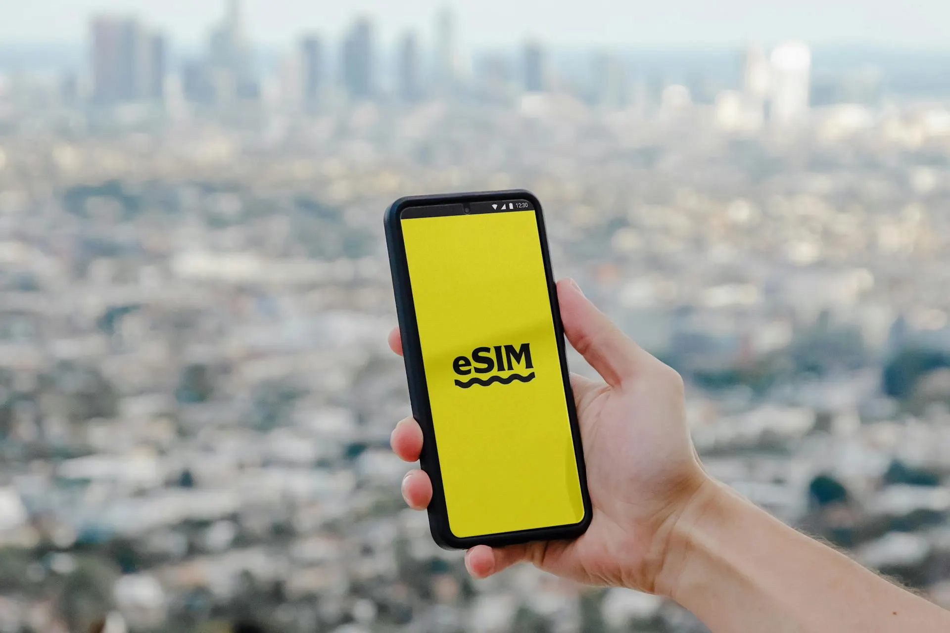 Власти рассматривают запрет регистрации eSIM из-за границы и дополнительные ограничения для M2M‑карт: усиление идентификации, отключение голосовой связи и SMS в рамках мер по борьбе с мошенничеством.