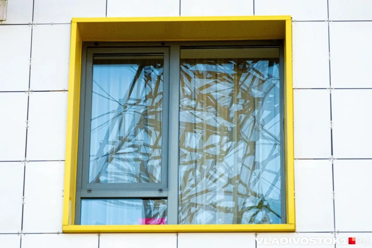 10-летний мальчик выпал из окна дома на улице Нейбута и скончался от полученных травм; обстоятельства происшествия уточняются.