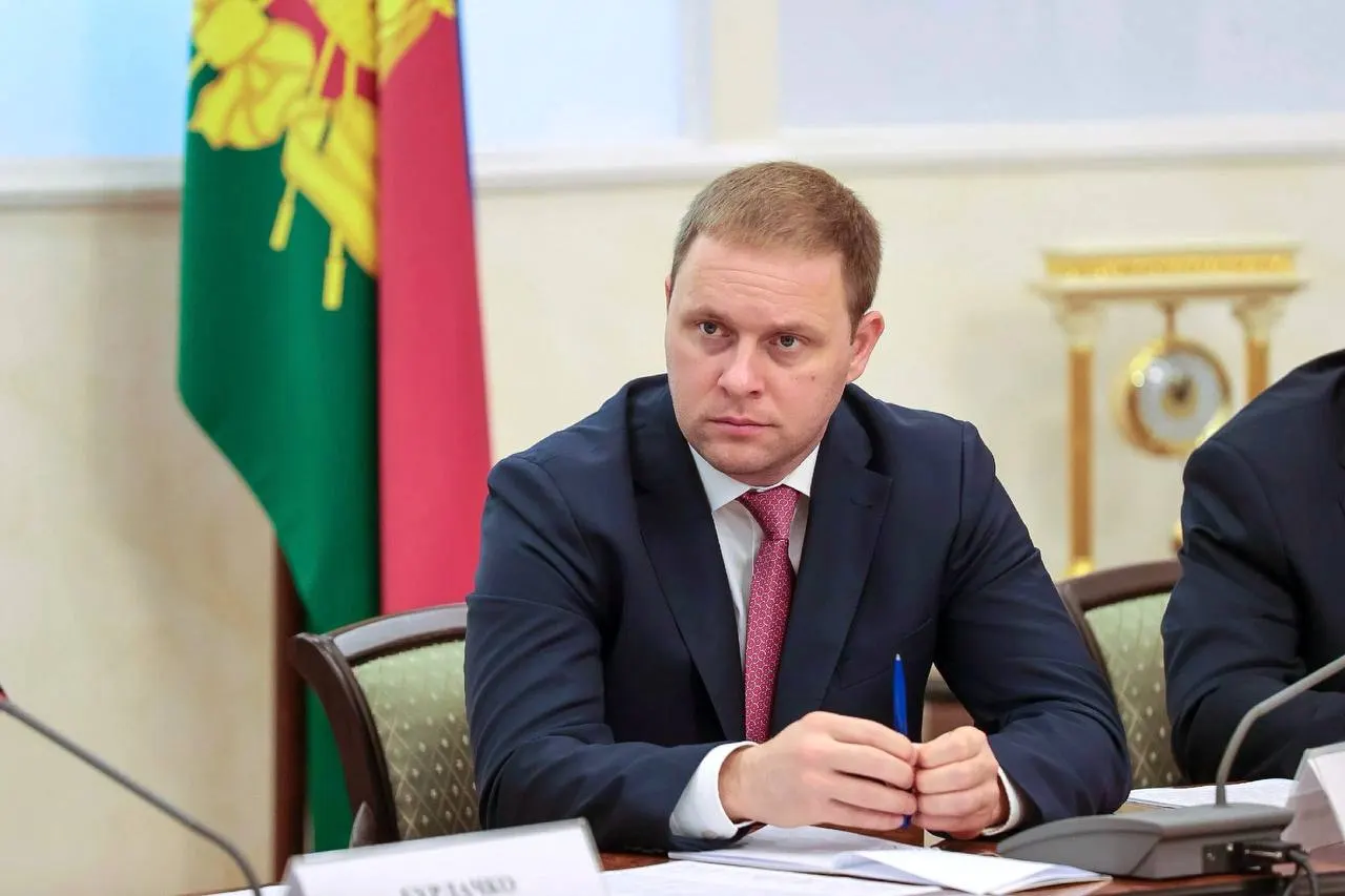 Швец, ранее пять лет руководивший администрацией Анапы, более десяти лет работал в органах власти Краснодарского края и курировал инвестиции, развитие малого бизнеса, цифровизацию и туристическую сферу.
