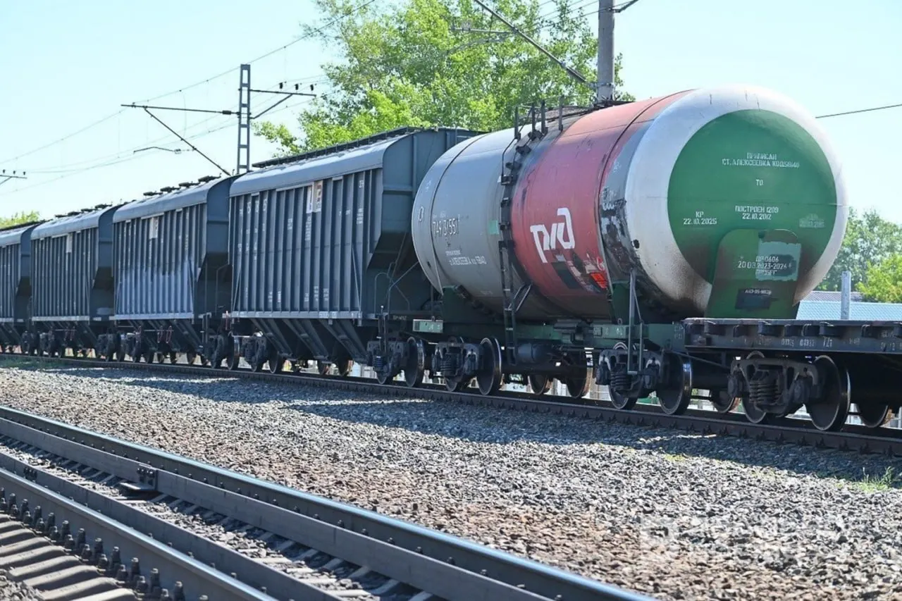 Штаб будет координировать приём и перевозку нефтегрузов, в том числе авиакеросина в аэропорты, и оперативно искать решения для доставки на лимитирующих направлениях.