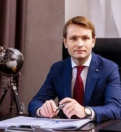 По данным Министерства науки и высшего образования РФ за 2025 год, Борис Коробец получает примерно 972,8 тыс. руб. в месяц; первое место занимает Татьяна Брачун из Магадана с 982,7 тыс. руб.