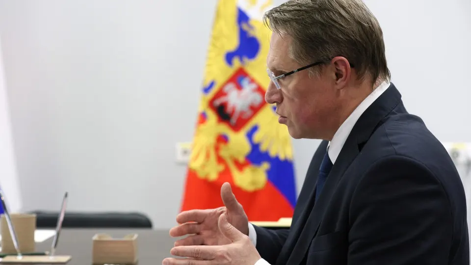 Министр здравоохранения сообщил, что значительная часть ординатуры готовится по целевым контрактам; одновременно увеличиваются приёмы в медвузах и вводится обязательная отработка для выпускников.
