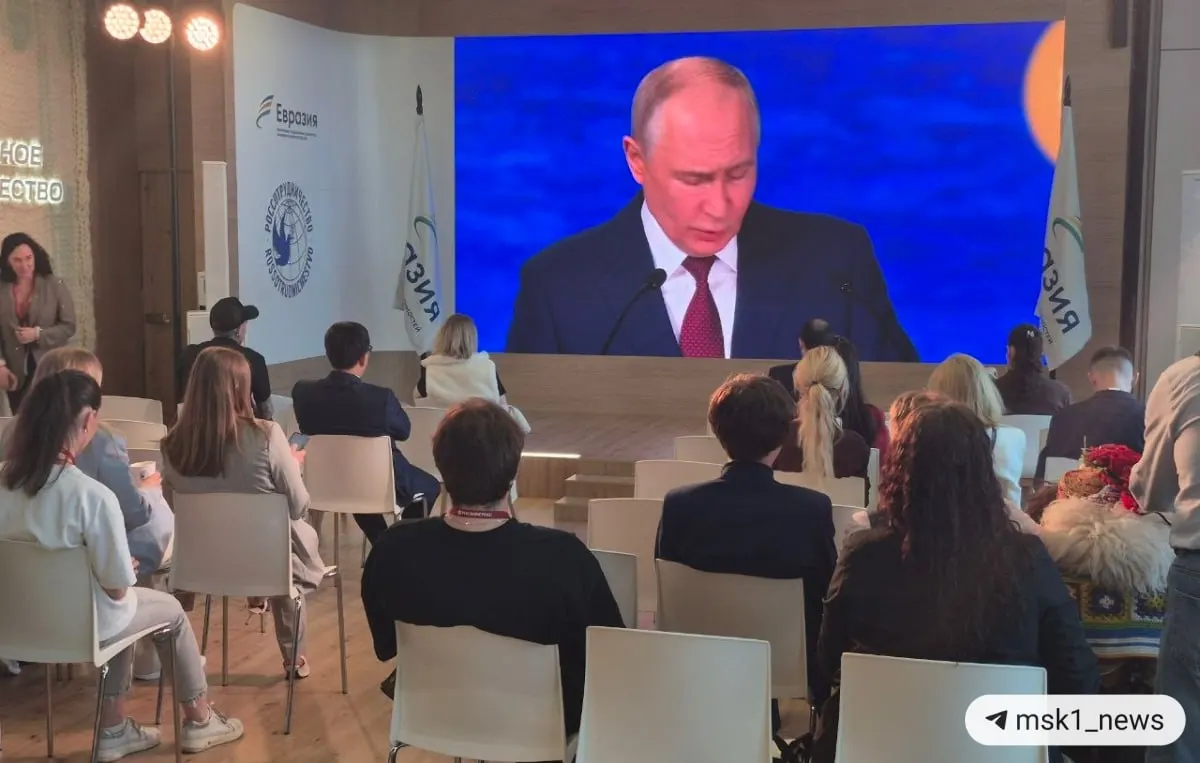 Президент заявил о переходе мировой экономики к многополярности: увеличение вклада БРИКС, ослабление западной роли в торговле и влияние мер против резервов России на курс доллара и евро.