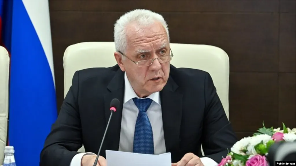 В обновлённый список санкций ЕС вошли более 80 физических и юридических лиц, включая генпрокурора Александра Гуцана, митрополита Симферопольского и Крымского Тихона и ряд организаций.
