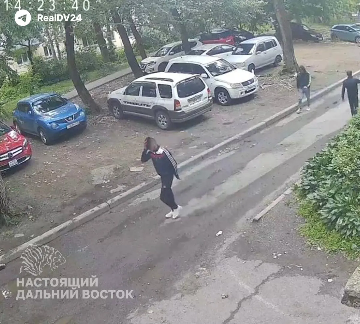 После столкновения Toyota Crown и Mercedes водитель одной из машин получил травмы. Пассажиры Toyota, представившиеся участниками СВО, покинули автомобиль и, по словам очевидцев, угрожали людям предметами, похожими на пистолеты. Полиция проводит проверку.