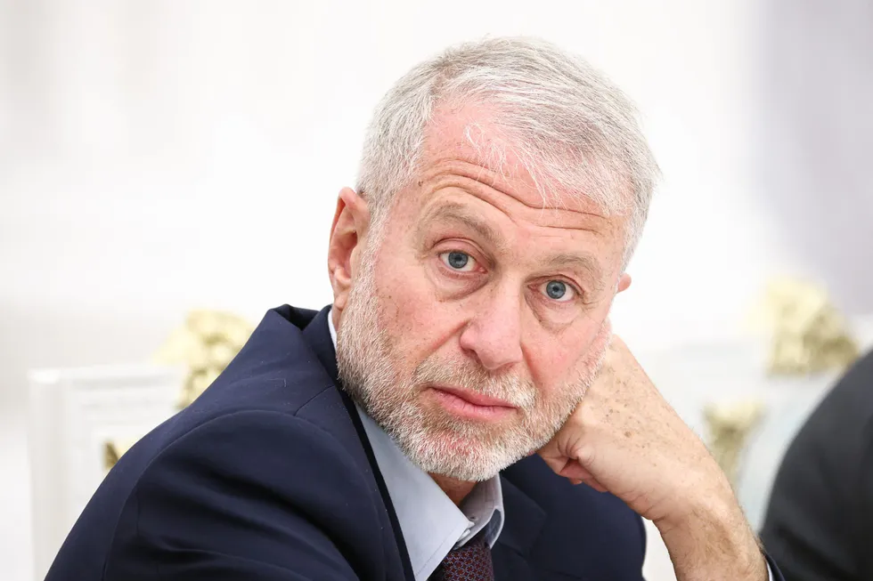 По словам нескольких осведомителей, именно бизнесмен Роман Абрамович в мае посетил Киев, где встретился с Владимиром Зеленским и передал президенту России предложение о встрече. Власти и представители предпринимателя не дали комментариев.