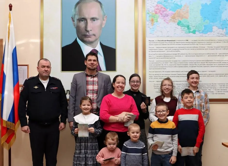 В 2025 году 1112 иностранцев оформили специальные визы для переезда в Россию как лица, разделяющие традиционные духовно‑нравственные ценности. Лидируют Германия и Франция; виза даёт упрощённый путь к РВП.