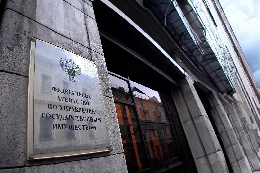 Закон отменяет привязку к рыночной цене и шестимесячную паузу между аукционами — теперь государство сможет продавать любые квартиры, изъятые порешениям суда; у Росимущества порядка трёх тысяч таких объектов.