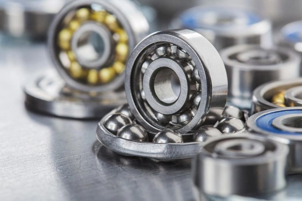 Федеральная служба судебных приставов по требованию Генеральной прокуратуры распорядилась об аресте счетов и имущества крупнейшего российского производителя подшипников — ЕПК. Меры затронули несколько заводов и торговых компаний на фоне глубокого кризиса отрасли и зависимости от импорта.