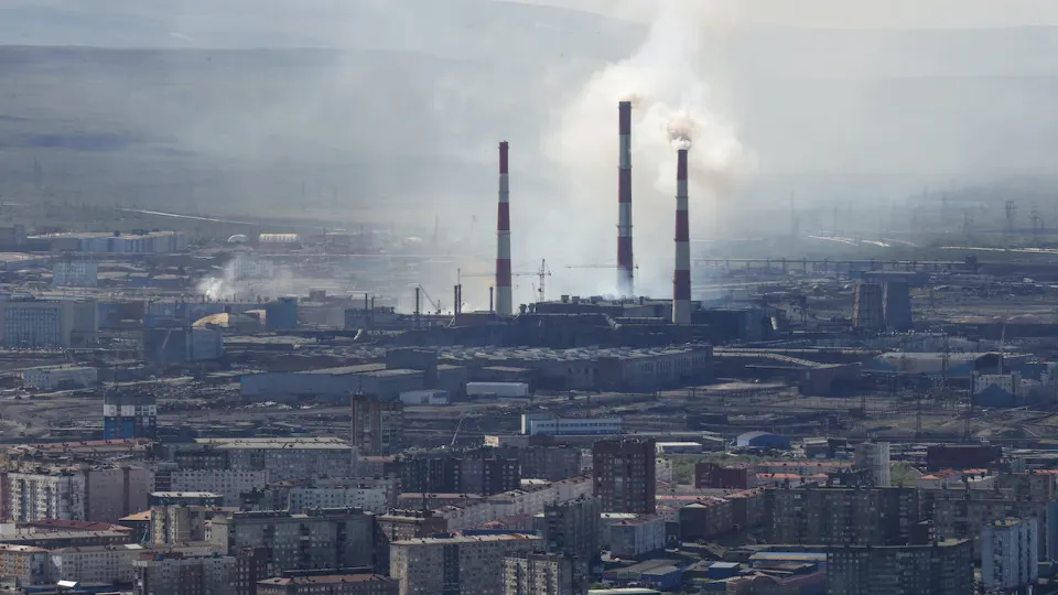 По данным Минэкономразвития, в мае объёмы промышленного производства в России сократились на 0,7% в годовом выражении; 20 из 28 отслеживаемых отраслей находятся в рецессии. Основной удар пришёлся на нефтепереработку и металлургию, что усиливает риски для роста и бюджета.