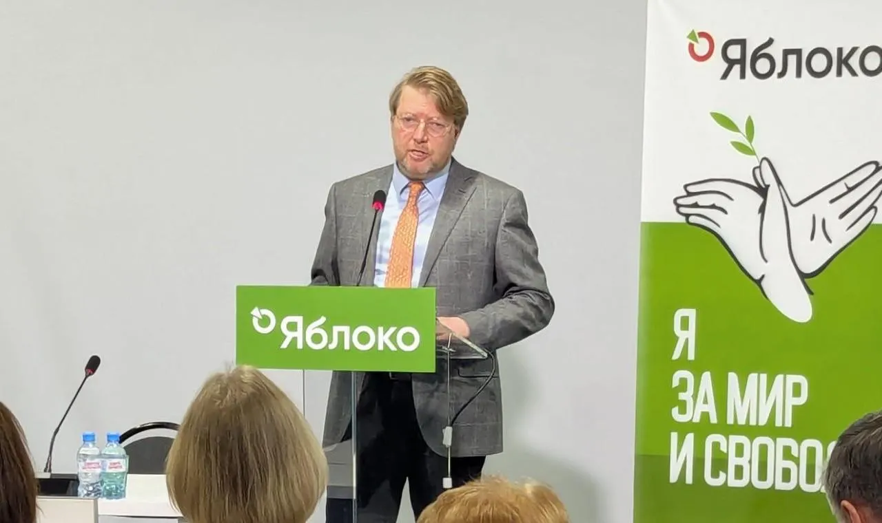 Верховный суд оставил в силе решение Выборгского районного суда Петербурга о штрафе Николаю Рыбакову за публикацию с изображением Алексея Навального; партия собирается обжаловать решение в Конституционном суде.