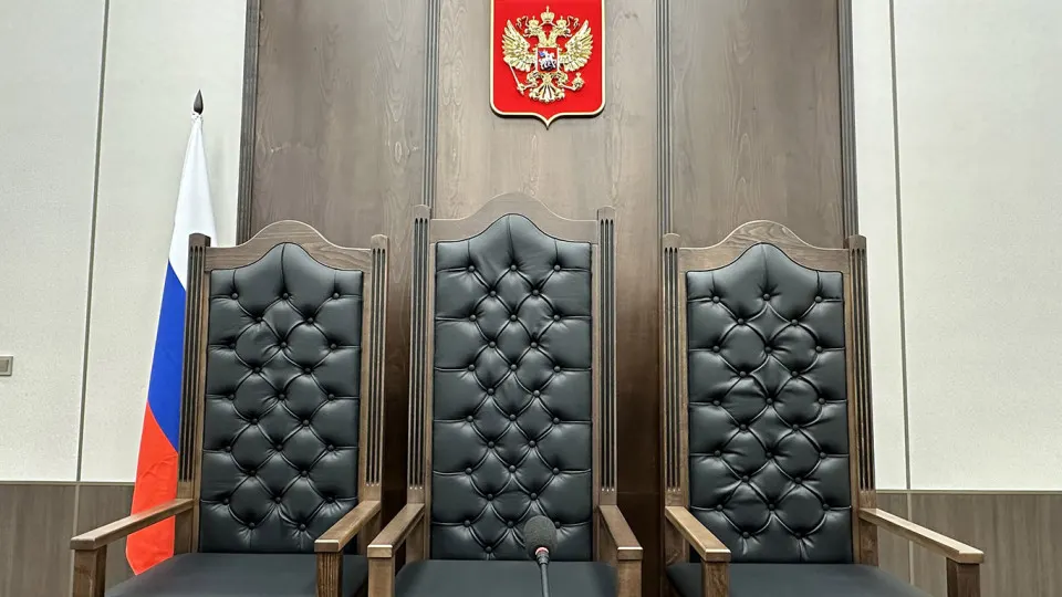 Правительственная комиссия одобрила проект, который смягчает требования к образованию для ряда должностей в судах — от секретарей заседаний до консультантов. Авторы инициативы рассчитывают снизить кадровый дефицит, эксперты предупреждают о рисках временного персонала без долгосрочных карьерных перспектив.