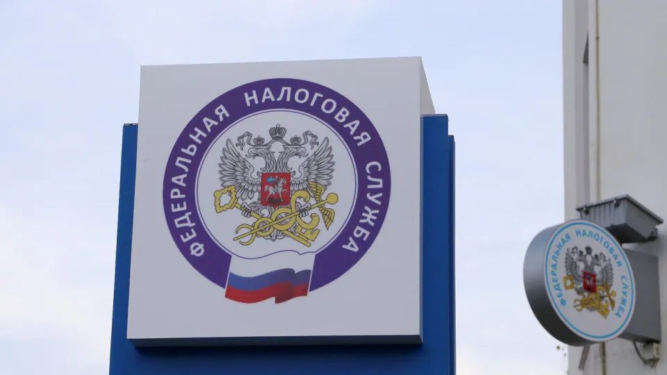 Несколько волн повышения налогов и ужесточение сбора привели к тому, что ненефтегазовые доходы консолидированного бюджета достигли 31,6% ВВП; государство изъяло из экономики около 15,8 трлн руб., а дефицит бюджета ускоренно растёт.