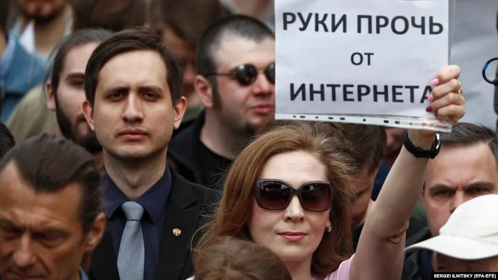 Роскомнадзор начал масштабную блокировку VPN‑сервисов в России; пострадали десятки сервисов обхода блокировок. Эксперты отмечают рост цензуры в интернете и новые риски для пользователей.