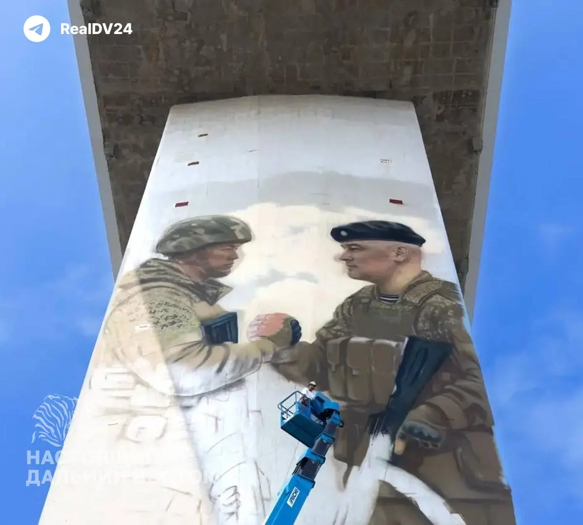 На опоре Золотого моста во Владивостоке появился мурал «Победа» с изображением российского морпеха и военнослужащего армии КНДР, пожимающих друг другу руки.