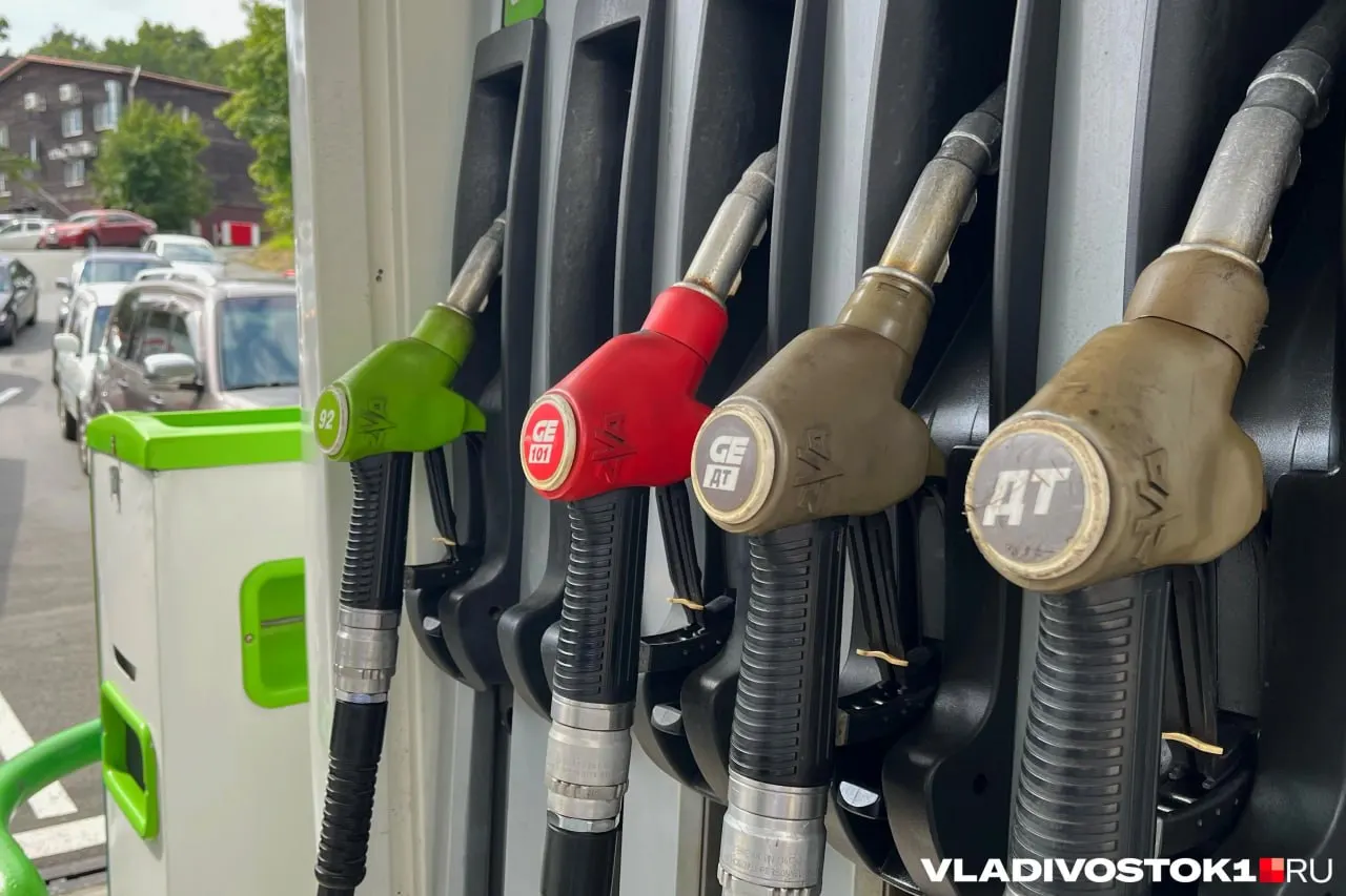 Обзор местных АЗС: на АЗС «Уссури» цена АИ‑92 выросла на 4 рубля. Очередей не было, перебоев с поставками не зафиксировано; одна сеть временно не показывала цены.