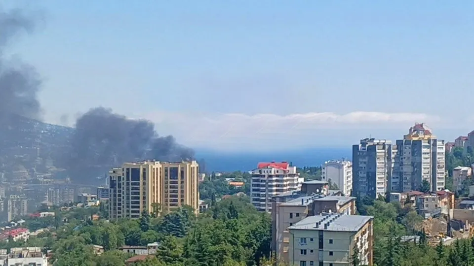 Беспилотники нанесли удар по побережью Ялты, вызвав возгорание в здании на набережной; власти эвакуируют жителей.