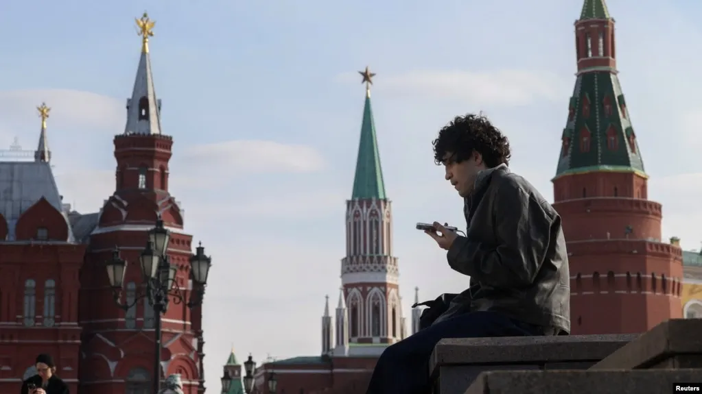 Законопроект предусматривает идентификацию несовершеннолетних в социальных сетях и сокращение их времени онлайн до 14 лет, а также анализ зарубежного опыта по ограничению доступа к запрещённому контенту.