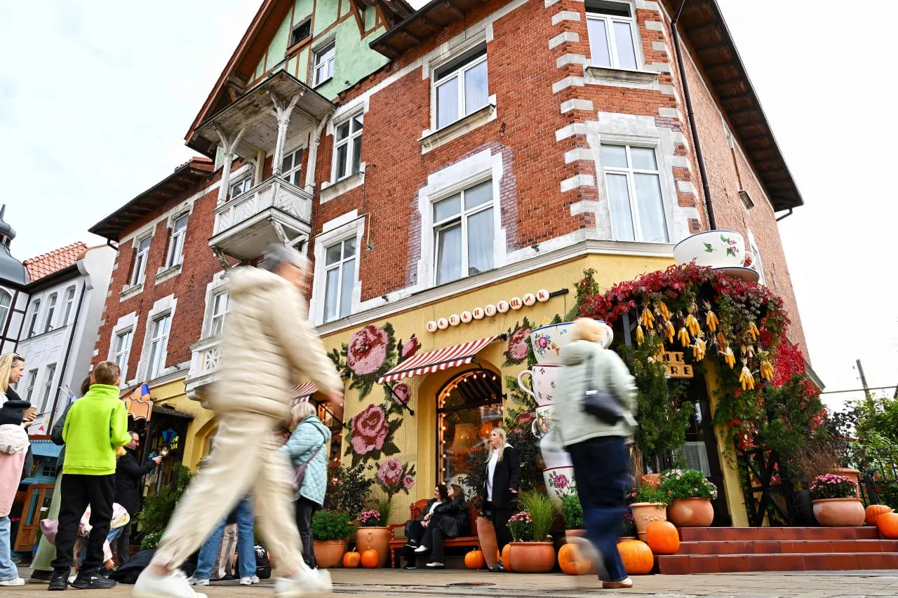 В ноябре цены на суточное проживание снизятся в нескольких городах: Владивосток — около 16%, Зеленоградск — 14%, Калининград — 13%. Среди направлений — Ялта, Хабаровск, Псков и другие.