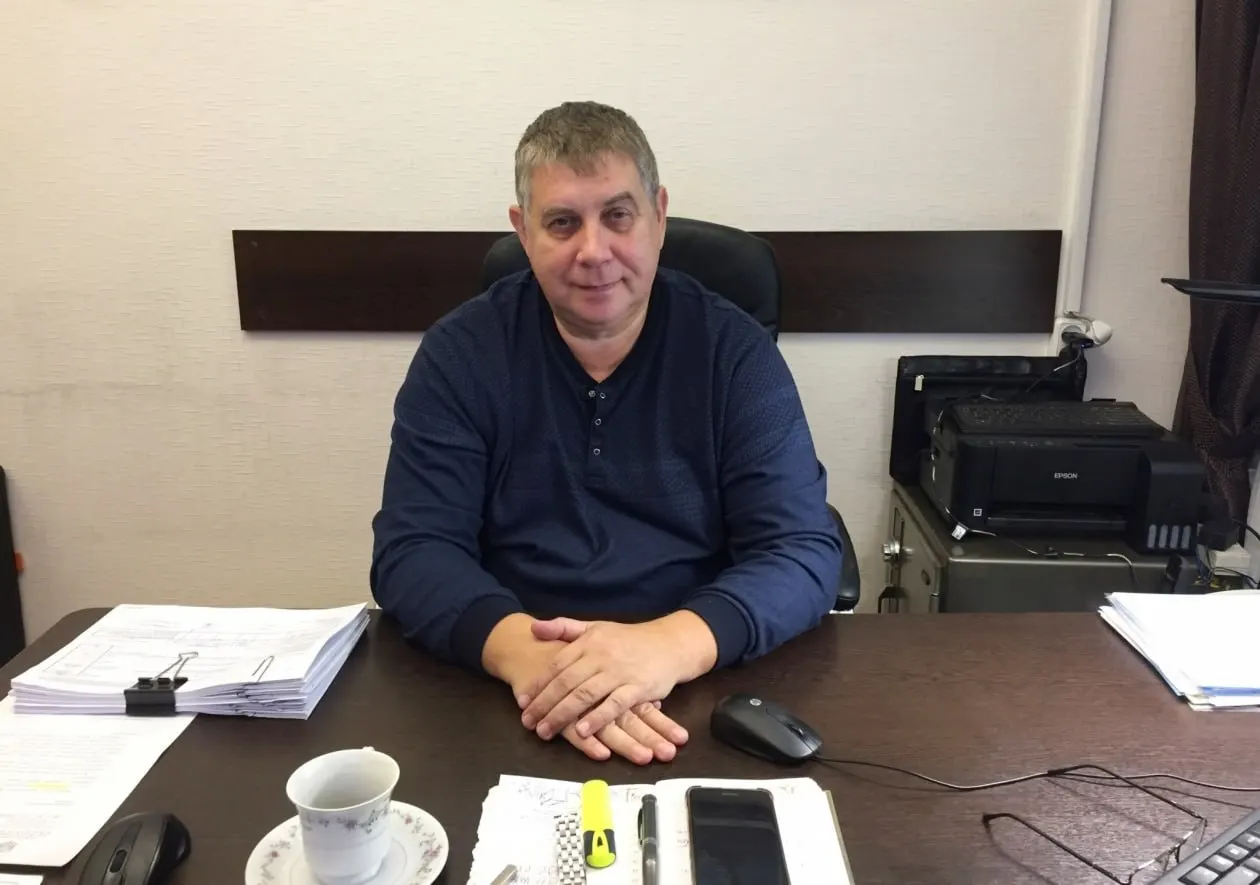 Главврача владивостокской краевой психиатрической больницы обвиняют во взятке и завышении стоимости контрактов на сумму около 14 млн рублей; в деле фигурируют данные о службе на оккупированных территориях и последующее возвращение к должности.