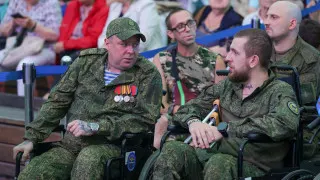 Министр здравоохранения РФ Михаил Мурашко заявил, что с июня 2023 года психолого‑психиатрическую помощь получили сотни тысяч участников боевых действий, по стране открыто свыше 2,7 тысячи специализированных кабинетов и запущено веб‑приложение для раннего выявления расстройств.