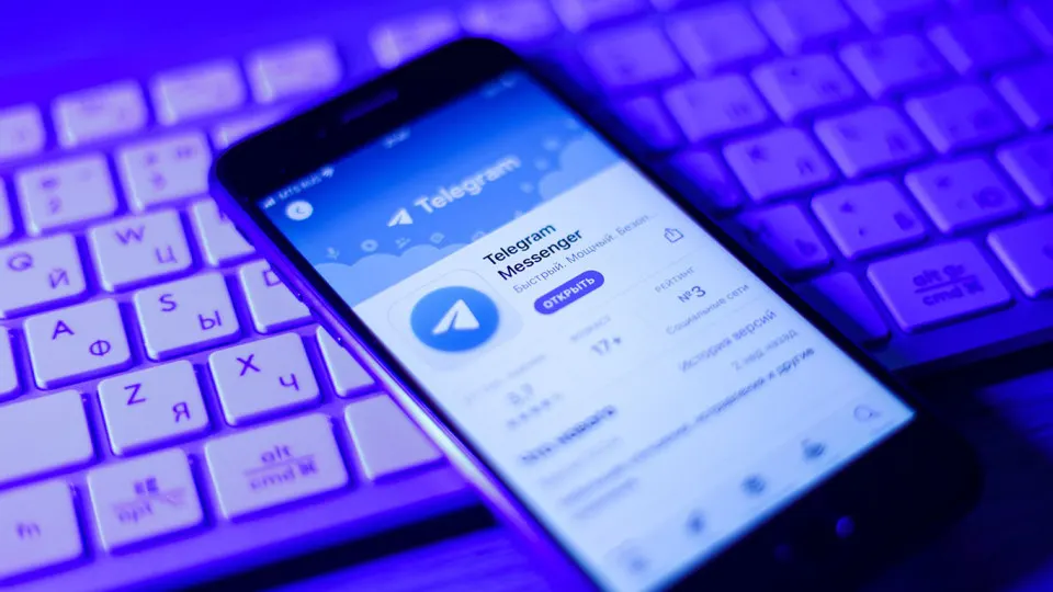 До 70% российских компаний по-прежнему применяют Telegram, WhatsApp и другие зарубежные мессенджеры для рабочих задач, несмотря на ограничения, при этом интерес к корпоративным решениям заметно вырос.