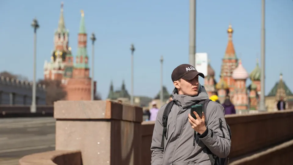 Мобильные компании в России массово включают опцию «Защита интернета» без явного согласия пользователей — в результате блокируются не только мошеннические сайты, но и легальные ресурсы, облачные хранилища, корпоративные шлюзы и игровые серверы.