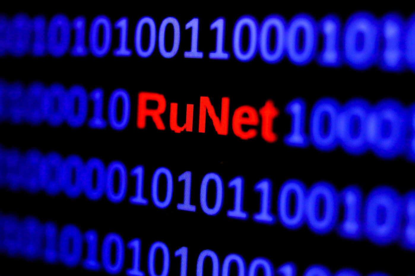 Мобильный интернет в большинстве регионов при отключениях работает только с ограниченным набором сайтов: «белые списки» действуют минимум в 74 субъектах РФ, однако мессенджеры и ряд критически важных сервисов по-прежнему недоступны.