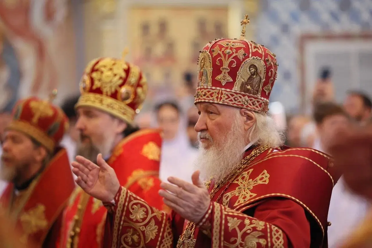 Патриарх отменил участие в закладке крупного храма в микрорайоне Юбилейный Краснодара. Перед его предполагаемым визитом полиция проверяла местных активистов, выступающих против строительства; патриарх вместо этого посетил кадетский корпус и освятил храм в станице Динской.
