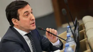 Первый зампред думского комитета по контролю Дмитрий Гусев предложил ввести «белые списки» для пользователей с подтвержденными учетными записями на «Госуслугах», а также создать реестр доверенных хостинг-провайдеров и разрешенных VPN-протоколов на фоне масштабных отключений мобильного интернета в России.