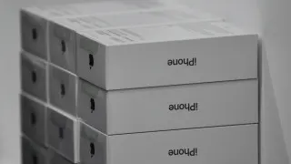 У российских продавцов скопились избыточные запасы флагманских смартфонов Apple и Samsung. На фоне снижения покупательной способности и сезонного спада спроса ритейлеры вынуждены заметно снижать цены и распродавать устройства с крупными скидками.