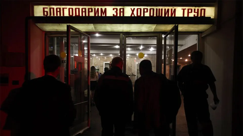 К началу апреля число работников бюджетной сферы, рекомендованных к увольнению, превысило 105 тысяч человек. Основные сокращения ожидаются в органах власти, финансово-налоговой сфере и здравоохранении на фоне дефицита федерального и региональных бюджетов и курса на повышение «эффективности» труда.