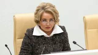 Спикер Совета Федерации Валентина Матвиенко на форуме муниципалитетов заявила, что для преодоления демографического кризиса россиянам нужно переселиться в просторные дома по всей стране и разбивать цветники во дворах, на фоне исторического падения рождаемости и естественной убыли населения.