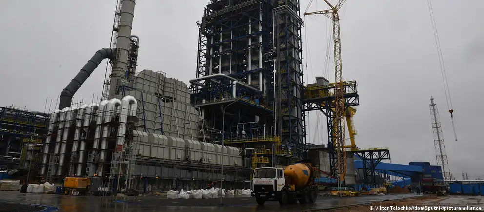Высокие мировые цены на нефть сочетаются с перебоями поставок, ударами по российским портам и сокращением транзита по «Дружбе». Это создает одновременно дополнительные доходы и серьезные риски для белорусской нефтепереработки и экспорта.