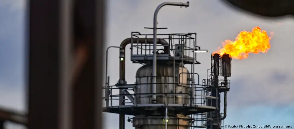 С мая 2026 года по решению России поставки казахстанской нефти по трубопроводу «Дружба» в Германию прекратятся. Это затронет крупный НПЗ в Шведте и может повысить цены и волатильность на рынке топлива в регионе.