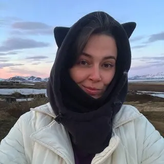 Её доставили в ОМВД: по телефону она сообщила, что её удерживал мужчина в штатском. Она приехала в Туапсе для репортажа об экологических последствиях пожаров на местном НПЗ.