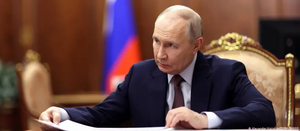 Новый закон освобождает российских чиновников от раскрытия части сведений о доходах членов семьи и сделках до вступления в должность, а также меняет формат подачи данных о доходах семьи госслужащего.