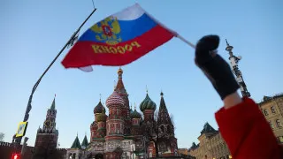Объем просроченных расчетов между российскими компаниями вырос до рекордных 8,2 трлн рублей, что эквивалентно 3,8% ВВП. Основной рост пришелся на обрабатывающую промышленность и торговлю, а ключевыми причинами называют налоговое ужесточение и сокращение бюджетных расходов.
