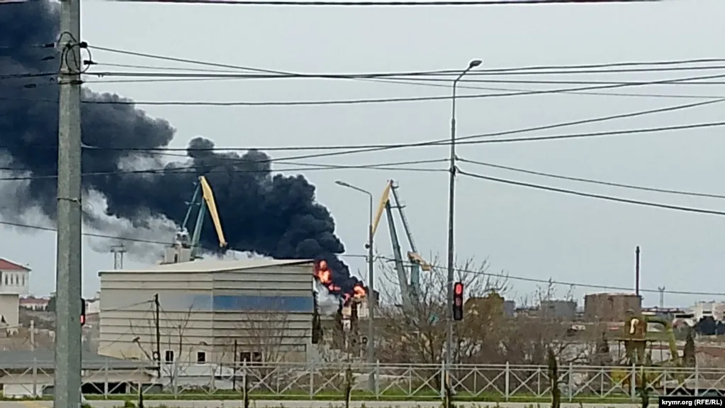 В ночь на 22 апреля в районе Севастополя и над акваторией Чёрного моря зафиксирована атака беспилотников, одновременно украинские военные заявили об ударах по пунктам управления дронами в Курской и Харьковской областях.