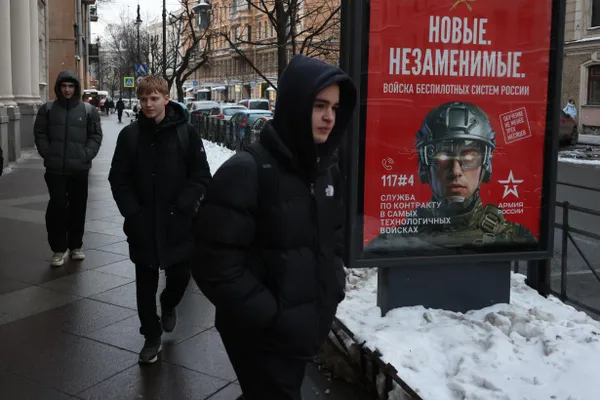 По данным источников, близких к «Ростелекому» и одному из операторов, власти планируют временно ограничивать мобильную связь в столице в преддверии и в дни парадных мероприятий.