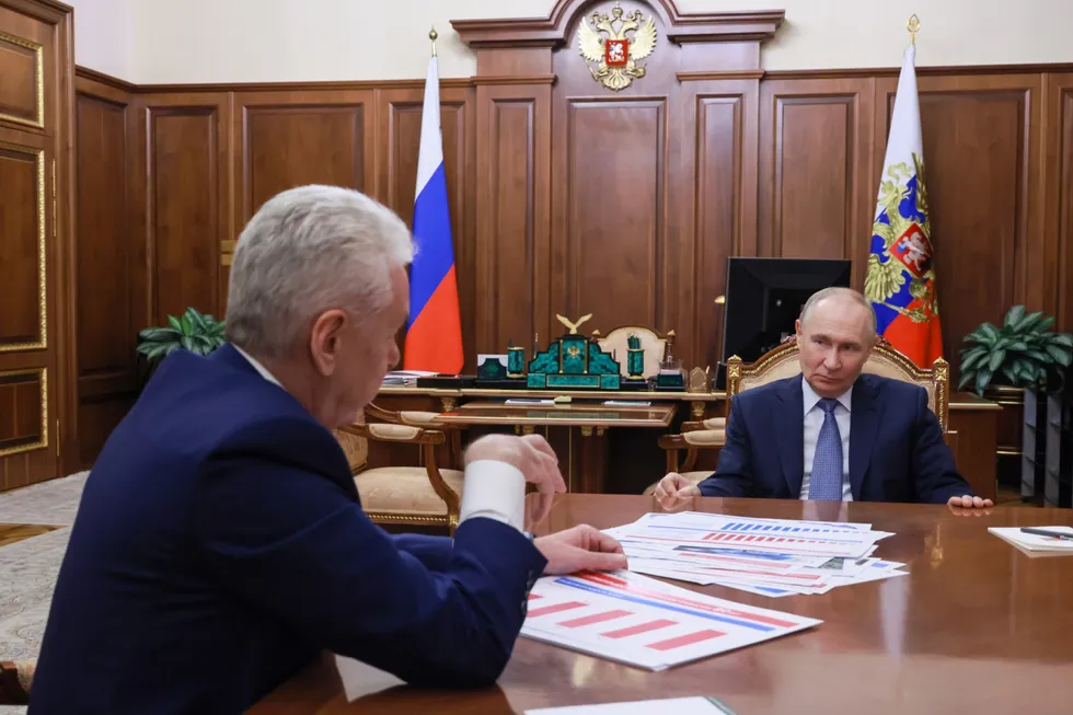 На выборах в Госдуму 2026 года в четырёх одномандатных округах Москвы рассматривают выдвижение участников войны с Украиной. Ранее городские власти не спешили вести «ветеранов СВО» в Мосгордуму, но теперь готовы содействовать их прохождению в федеральный парламент — в том числе ради интересов Кремля.