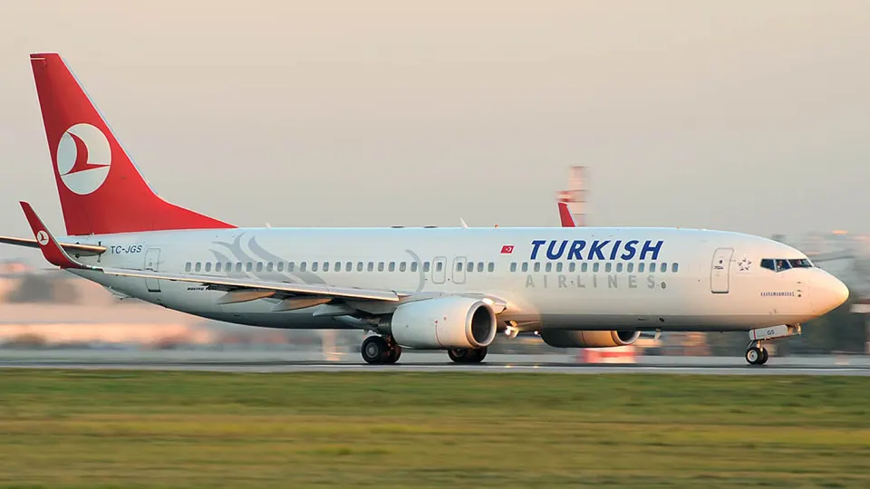Резкое сокращение рейсов Turkish Airlines — отмены и приостановки полётов — может привести к дефициту авиабилетов для россиян и росту стоимости пакетных туров.